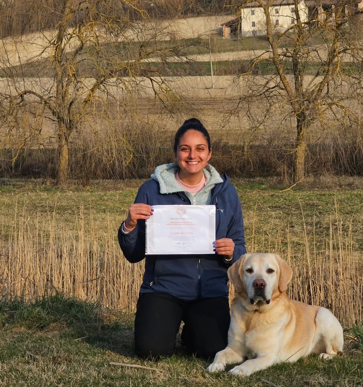 Aurora con il suo cane e l'attestato di educatrice cinofila